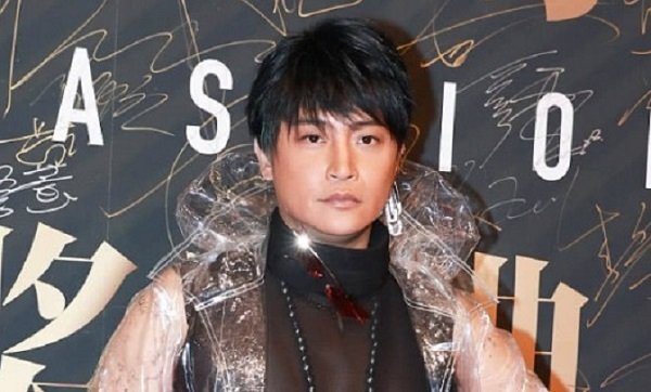 'Nhĩ Thái' Trần Chí Bằng tiếp tục gây phản cảm với quần cũn cỡn và áo mưa trong suốt