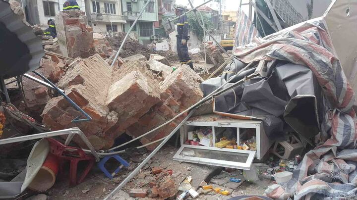 Sập nhà ở Hà Nội, cụ bà 82 tuổi bán trà đá thoát chết gang tấc