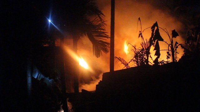 Cụ ông được cứu khỏi căn nhà cháy ở Đồng Nai