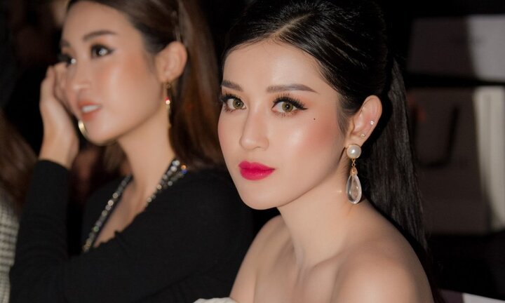 Diện trang phục đơn giản, Á hậu Huyền My khoe khéo vòng 1 gợi cảm hút ánh nhìn