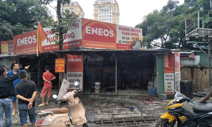 Cháy lớn tiệm sửa xe gần chợ Mỹ Đình, tiểu thương hốt hoảng tháo chạy