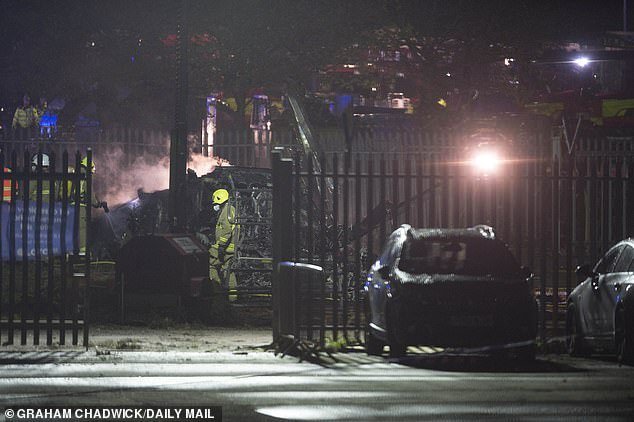 Tận mắt chứng kiến thảm kịch trực thăng rơi, cầu thủ Leicester bàng hoàng bật khóc