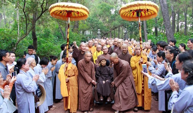 Ảnh: Phật tử đón thiền sư Thích Nhất Hạnh trở lại chùa Từ Hiếu