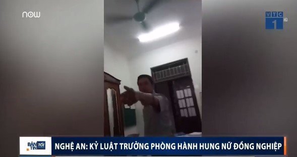 Clip: Kỷ luật nam trưởng phòng vung ghế đánh nữ đồng nghiệp ở Nghệ An