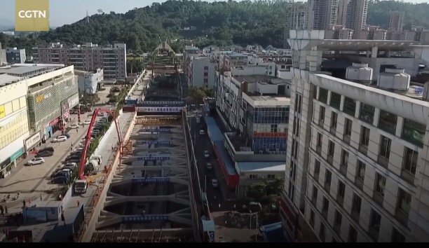 Clip: Cận cảnh ga tàu điện ngầm dài gần 1 km ở Trung Quốc