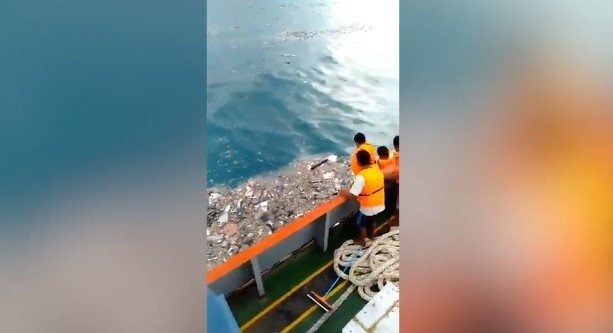 Clip: Mảnh vỡ máy bay JT610 Indonesia trải rộng khắp mặt biển