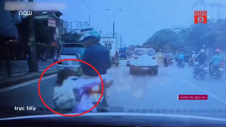 Clip: Cuống cuồng nhảy xuống xe khi thấy CSGT, cô gái suýt bị ô tô đâm