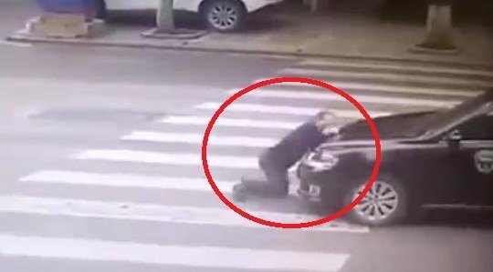 Clip: Những pha ăn vạ giao thông trơ trẽn đến nực cười ở Trung Quốc