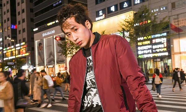 Tuấn Trần diện toàn hàng hiệu, lạ lẫm với mái tóc xoăn