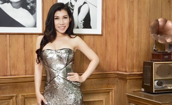 Thực hư việc nữ ca sĩ bị vỡ túi độn ngực trên máy bay