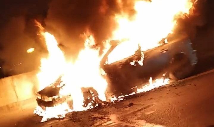 Clip: Ô tô Mazda 3 cháy ngùn ngụt trên đường vành đai 3 Hà Nội