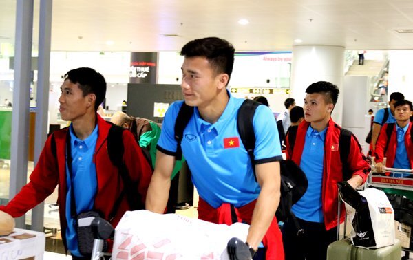 Hình ảnh tuyển Việt Nam về nước, 5 cầu thủ nhận tin bị loại