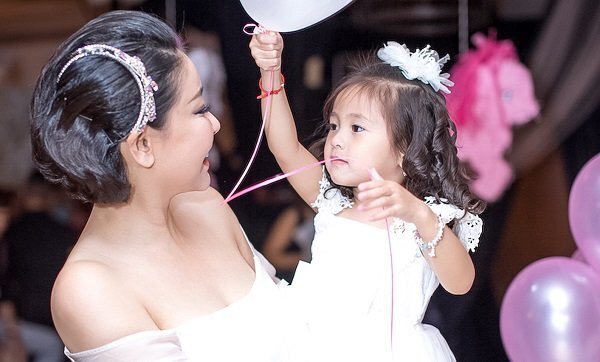 Vợ chồng Hoa hậu Hà Kiều Anh tổ chức sinh nhật ngập sắc hồng cho con gái cưng