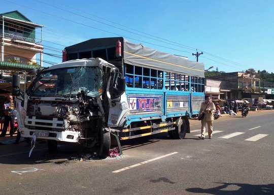 Xe khách đối đầu xe tải ở Lâm Đồng