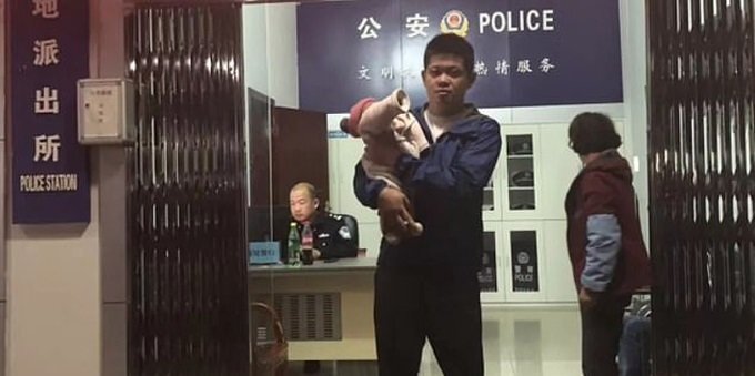 Muốn có con trai, ông bố nhẫn tâm rao bán con gái 10 ngày tuổi