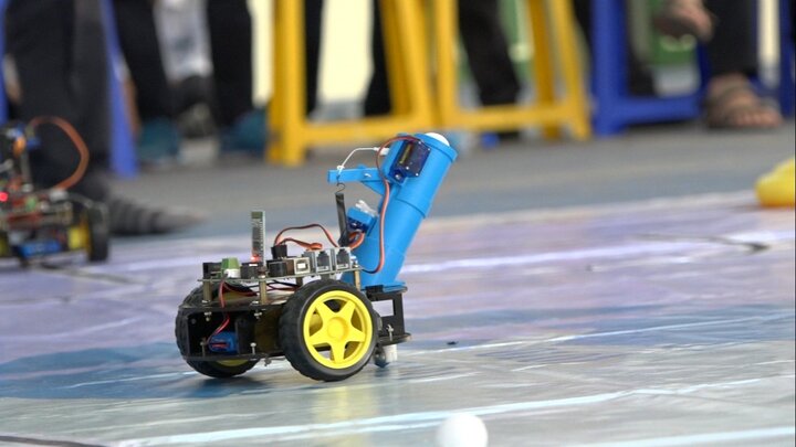 Video: Học sinh Hà Nội lập trình robot chơi bóng rổ