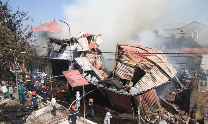 Video: Toàn cảnh cháy lớn thiêu rụi xưởng gỗ hàng trăm mét vuông tại Hà Nội