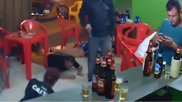 Video: Mải dùng điện thoại, người đàn ông không biết xung quanh vừa bị cướp