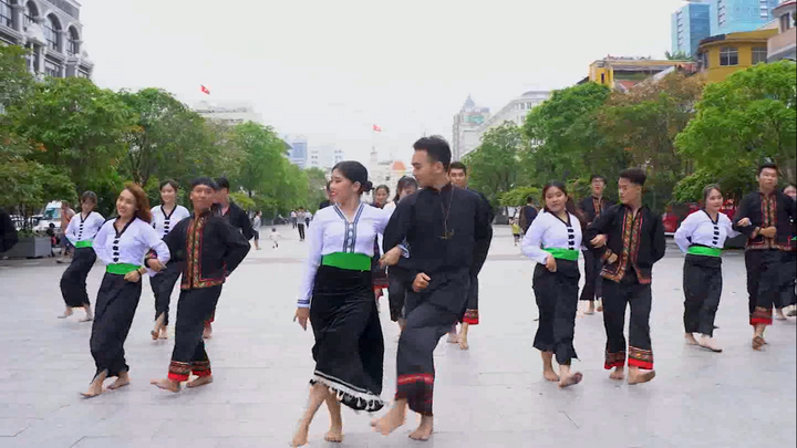 Cặp đôi dân tộc Thái 'náo loạn' phố đi bộ với màn tỏ tình độc đáo