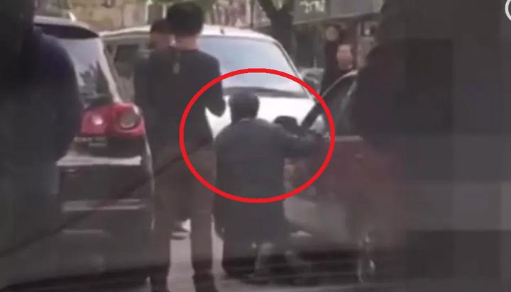 Clip: Đi ngược chiều, gã côn đồ rút dao ép tài xế taxi đi đúng quỳ xin lỗi