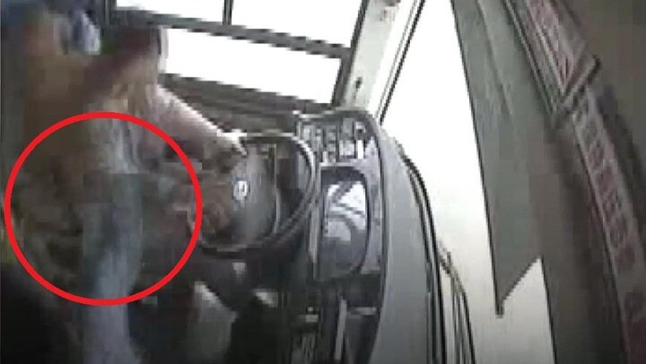 Clip: Khách nữ đánh nhau với tài xế, xe buýt lao xuống sông, 15 người chết thảm