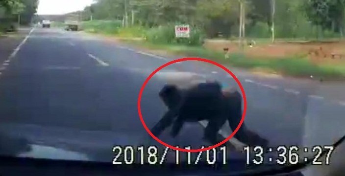 Clip: Người đàn ông lao ra trước đầu ô tô ăn vạ khiến tài xế 'đứng tim'