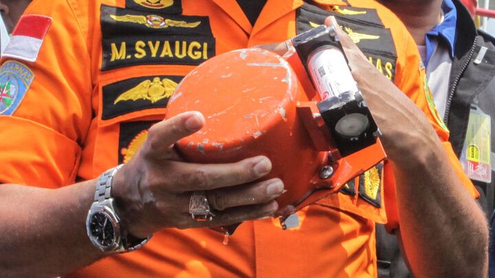 Hộp đen máy bay Indonesia vừa tìm thấy bị hư hại nặng, thách thức đội điều tra