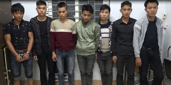 Cho rằng bị 'nhìn đểu', nam thanh niên rút dao đâm người tại quán nhậu