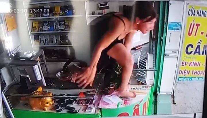 Clip: Cô gái trèo qua tủ kính, đuổi bắt kẻ cướp điện thoại