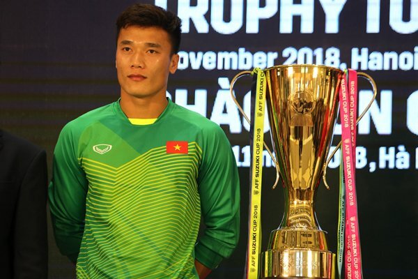 Bùi Tiến Dũng hồi hộp đứng cạnh Cúp Vàng AFF Cup