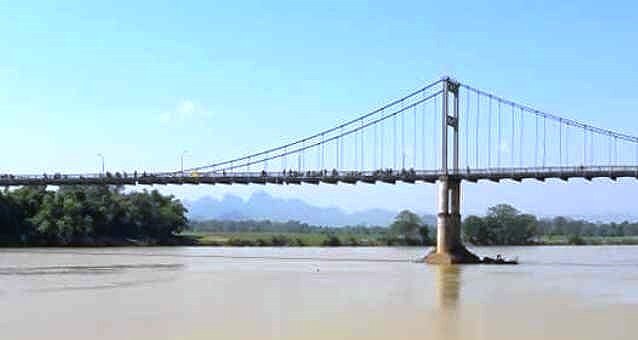 Bỏ lại cặp sách, nữ sinh nhảy cầu bắc qua sông Lam tự tử