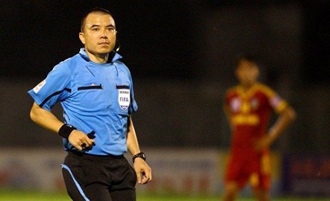 Video: Trọng tài Việt Nam tạo nên tình huống tranh cãi nhất lịch sử AFF Cup