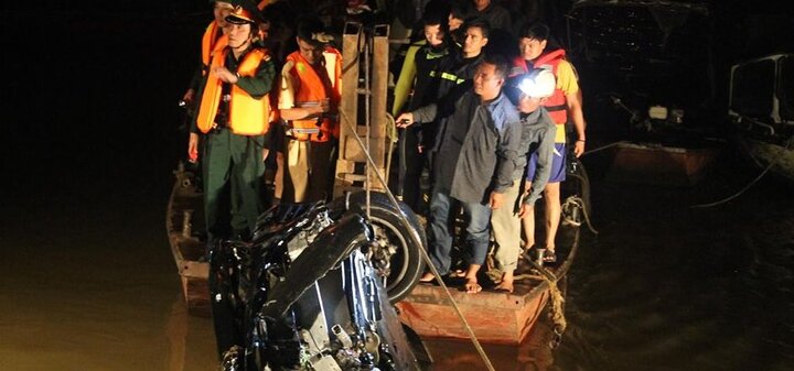 Xe Mercedes tông gãy lan can cầu Chương Dương, lao xuống sông Hồng: Xác định danh tính nạn nhân