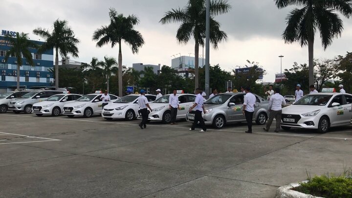 Hàng trăm tài xế taxi đình công ở sân bay Đà Nẵng