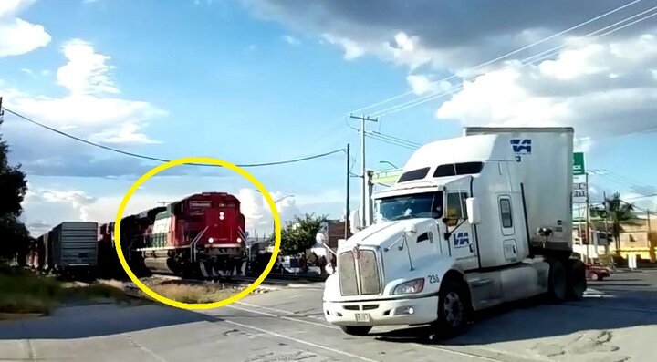 Clip: Tàu sắp tới vẫn cố vượt đường ray, xe đầu kéo lĩnh cái kết thảm khốc