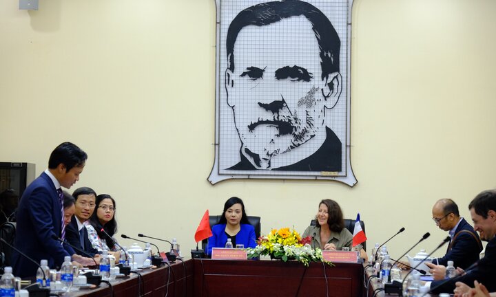 Bộ trưởng Y tế Pháp thăm nơi phát hiện ca HIV đầu tiên tại Việt Nam