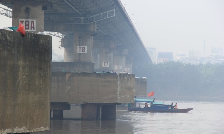 Xe Mercedes lao xuống sông Hồng, 2 người chết: Xác định danh tính nạn nhân thứ hai