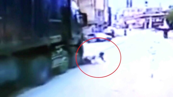 Clip: Xe tải kéo lê xe máy, người đàn ông thoát chết ngoạn mục như phim