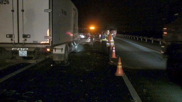 Bốn xe tông liên hoàn trên cao tốc TP.HCM - Trung Lương