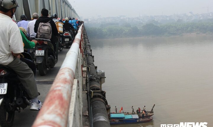 Xe Mercedes lao xuống sông Hồng, 2 người chết: Xác định người cầm lái