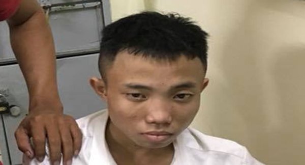 Nam thanh niên đạp ngã, khống chế 2 tên cướp điện thoại ở TP.HCM