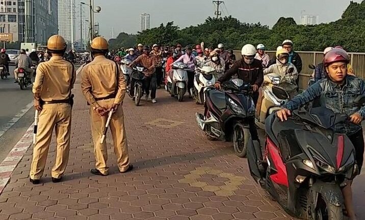 Clip: Thấy CSGT, đoàn người lũ lượt dắt xe máy đi bộ ngược chiều trên vỉa hè