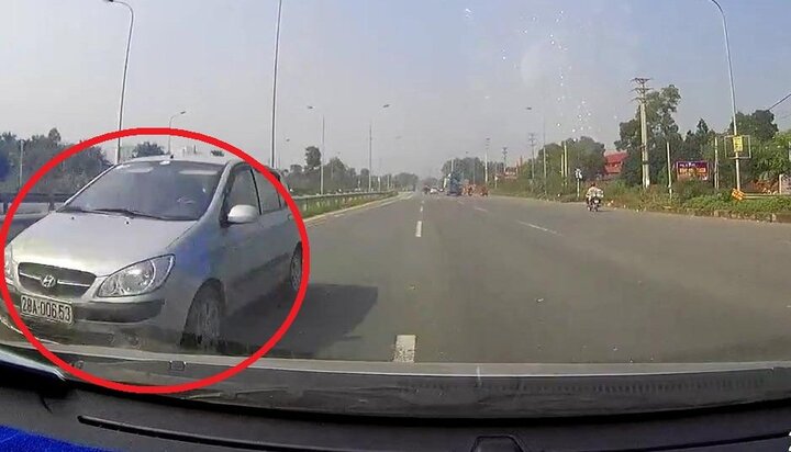 Clip: Ô tô con đi ngược chiều kiểu 'giết người' trên Đại lộ Thăng Long