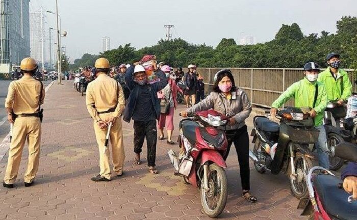 Có thể xử phạt đoàn người dắt xe máy đi bộ ngược chiều trên vỉa hè khi thấy CSGT