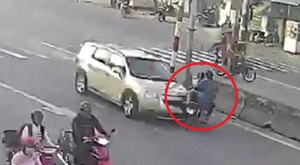 Clip: Xe máy sang đường kiểu liều chết, gặp nạn thảm khốc ở ngã ba tử thần
