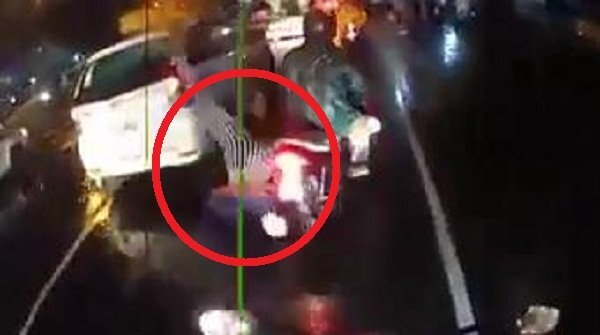 Clip: Áo mưa cuốn vào bánh xe máy, cô gái ngã lộn cổ xuống đường