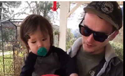 Ông bố mù màu cảm động khi lần đầu thấy rõ con trai