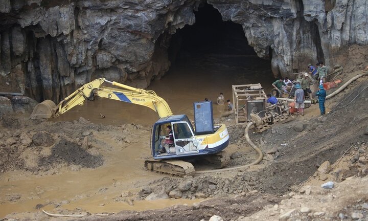 Ảnh: Cảnh ngổn ngang ở 'đại công trường' tìm kiếm hai phu vàng mắc kẹt trong hang Cột Cờ