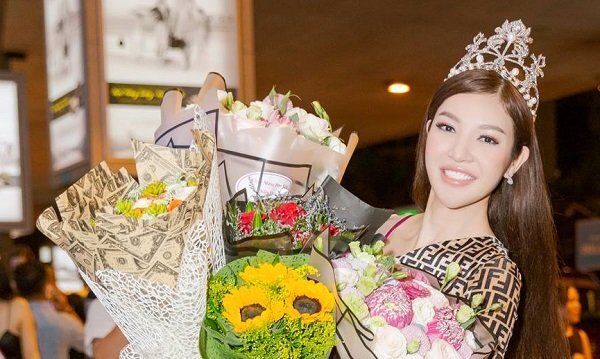 Hoa hậu Bùi Lý Thiên Hương ôm hoa không xuể, xúc động khi được đón tại sân bay