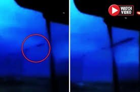 Vật thể bí ẩn nghi phi thuyền ngoài hành tinh phóng vụt qua bầu trời giữa mưa bão